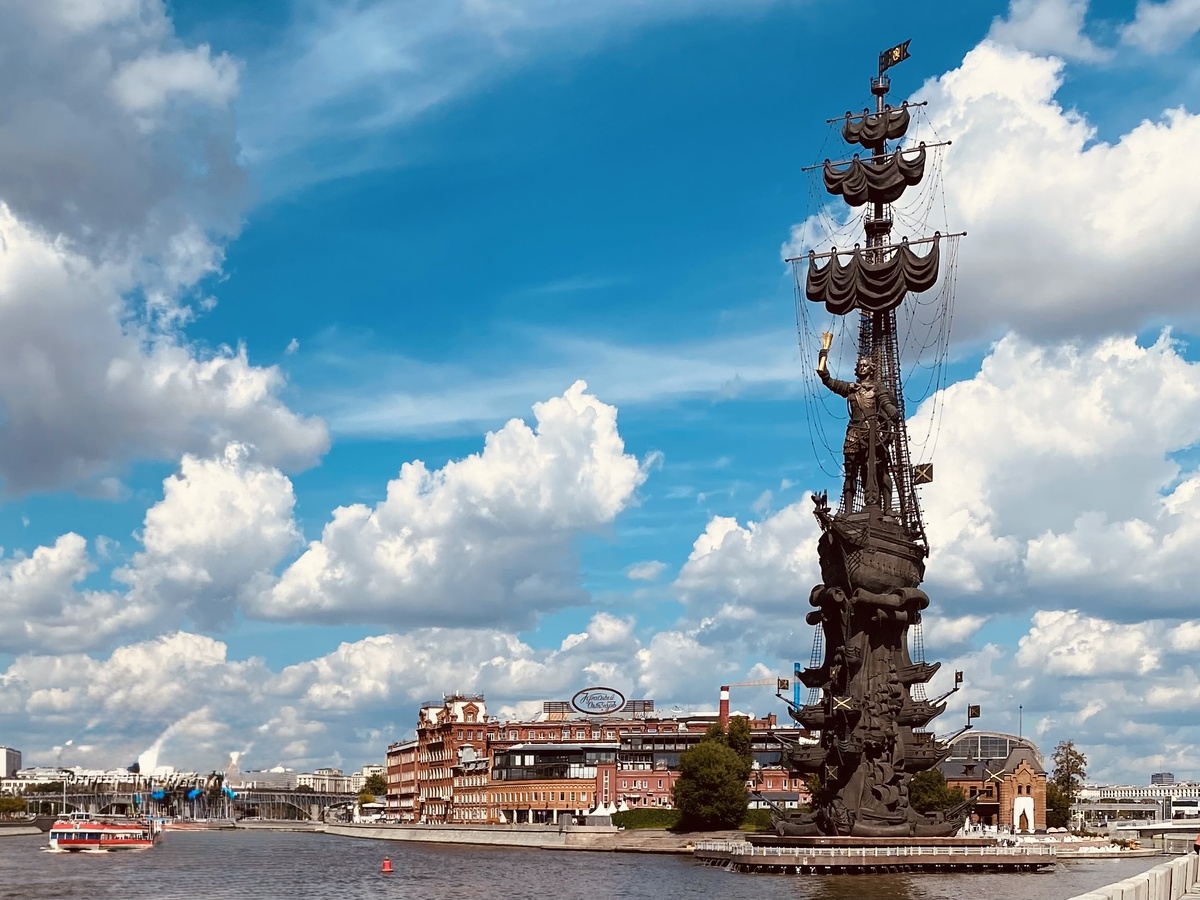 Памятник Петру I, г. Москва, еще и бывшая шоколадная фабрика «Красный октябрь» позади ❤️